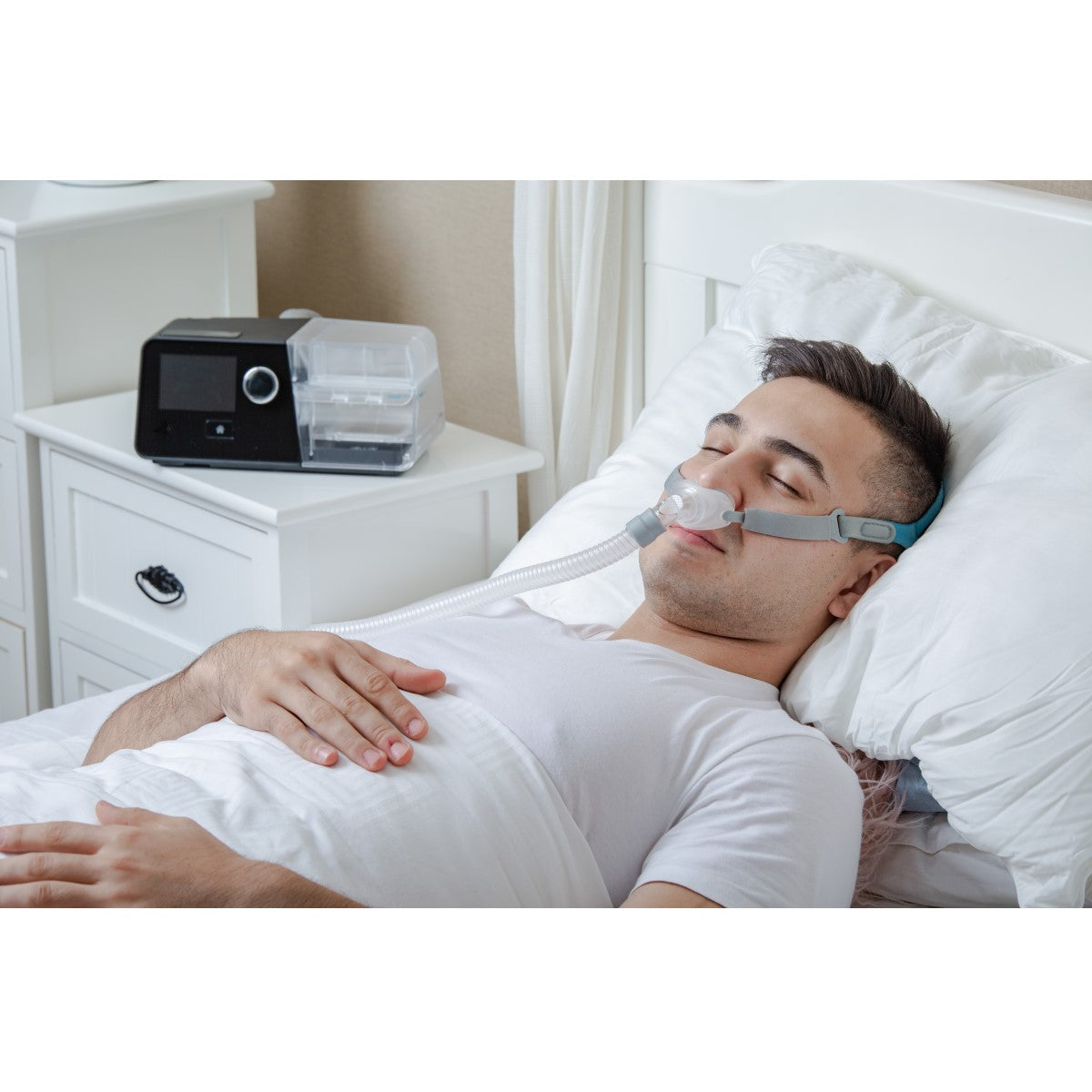 Man Sleeping Supine Using His Luna G3 Auto CPAP Machine by 3B Medical